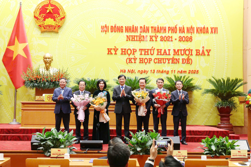 Ủy viên Bộ Chính trị, Bí thư Thành ủy Nguyễn Duy Ngọc tặng hoa chúc mừng các đồng chí được tín nhiệm giao trọng trách