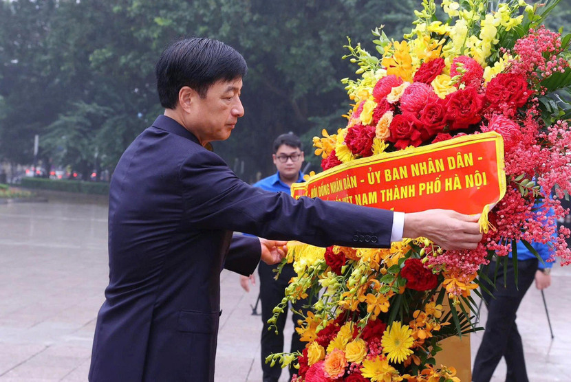 Bí thư Thành ủy Hà Nội Nguyễn Duy Ngọc dâng hoa, tưởng niệm lãnh tụ V.I.Lênin tại Tượng đài Lênin nhân kỷ niệm 108 năm Cách mạng Tháng Mười Nga (Ảnh: Viết Thành)