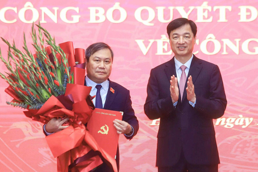 Bí thư Thành ủy Hà Nội Nguyễn Duy Ngọc tặng hoa chúc mừng tân Phó Bí thư Thành ủy Vũ Đại Thắng Bí thư Thành ủy Hà Nội Nguyễn Duy Ngọc tặng hoa chúc mừng tân Phó Bí thư Thành ủy Vũ Đại Thắng