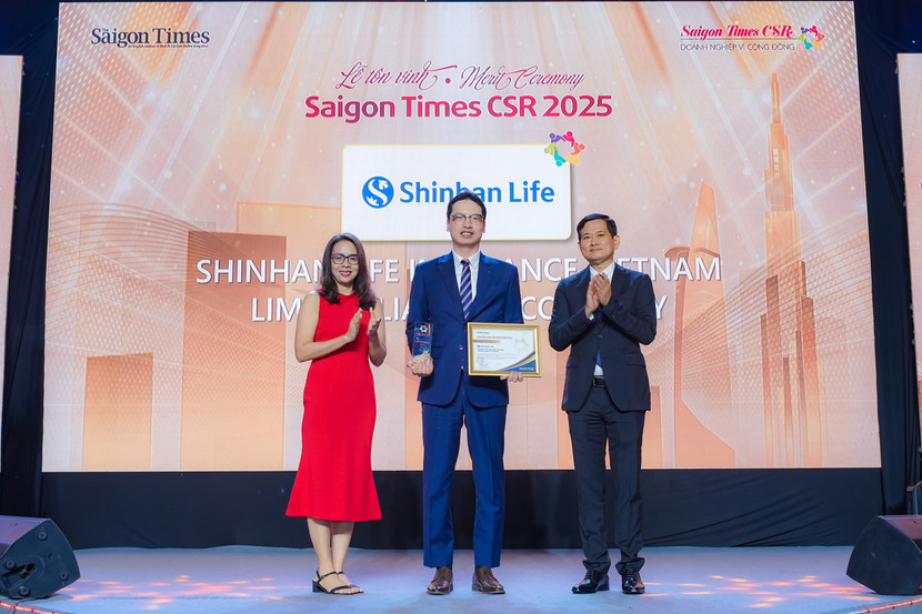 Ông Bae Seung Jun, Tổng Giám đốc Shinhan Life Việt Nam (giữa) nhận danh hiệu "Doanh nghiệp vì cộng đồng" tại Lễ vinh danh Saigon Times CSR 2025 Ông Bae Seung Jun, Tổng Giám đốc Shinhan Life Việt Nam (giữa) nhận danh hiệu "Doanh nghiệp vì cộng đồng" tại Lễ vinh danh Saigon Times CSR 2025