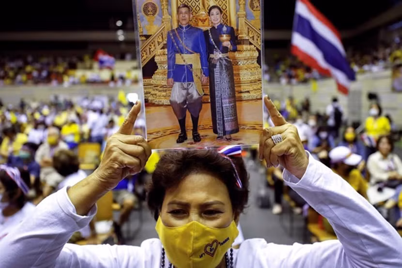 Thành viên nhóm "Thai Pakdee" tham gia cuộc mít tinh ủng hộ hoàng gia ngày 30-8 tại thủ đô Bangkok, Thái Lan
