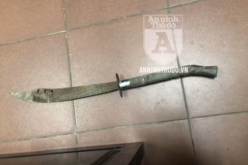 Thanh đao mà đối tượng mang theo để chống trả nếu bị người dân phát hiện hành vi trộm cắp