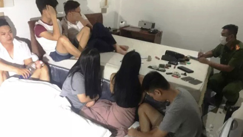 Công an bắt giữ 13 nam nữ thanh niên sử dụng ma túy (Ảnh: Dân trí)