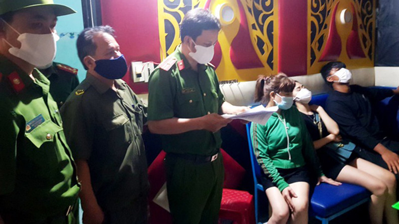 Công an lập biên bản xử lý các đối tượng vi phạm (Ảnh: Dân trí) Công an lập biên bản xử lý các đối tượng vi phạm (Ảnh: Dân trí)