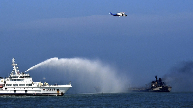 Lực lượng cứu hộ đã được huy động để dập tắt đám cháy trên tàu chở dầu và ngăn dầu loang tránh để lại những hậu quả môi trường nghiêm trọng