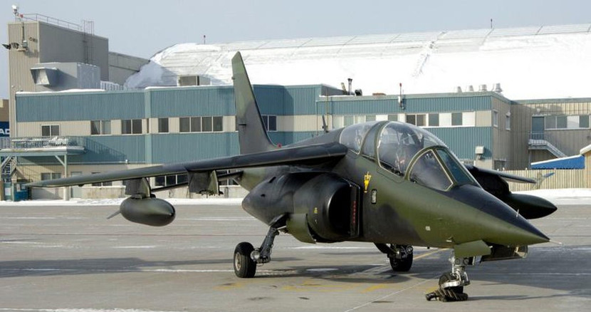 Alpha Jet có chiều dài 13,2m, sải cánh 9,1m, chiều cao 4,1m. Trọng lượng rỗng 3.515kg, trọng lượng cất cánh tối đa 5.000kg.