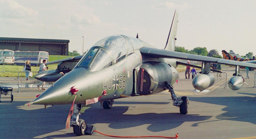 Máy bay sử dụng hai động cơ phản lực cho công suất 13,2kN mỗi chiếc. Nhờ đó máy bay có thể đạt vận tốc cực đại lên tới 994km/h, tầm bay 2.780km, trần bay 13.7km.