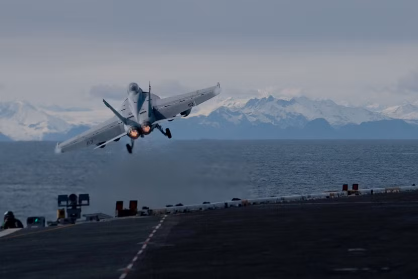 Trước khi tàu USS Theodore Roosevelt rời cảng, binh nhì Isaiah Glenn Silvio Peralta thuộc biên chế thủy thủ đoàn hôm 13-10 nổ súng tự sát khi đứng gác trên cầu tàu tại căn cứ North Island, bang California.