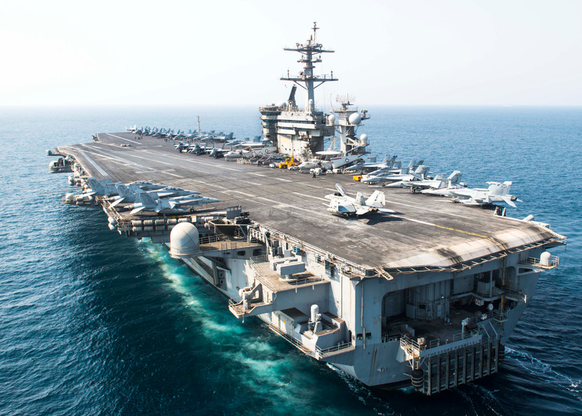Tàu sân bay USS Theodore Roosevelt hồi tháng 3 từng phải đình chỉ nhiệm vụ và cập cảng Guam sau khi cụm dịch Covid-19 bùng phát trên tàu với hơn 1.200 ca nhiễm và một ca tử vong.