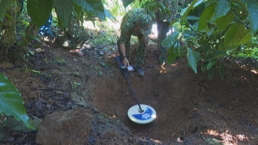 Lực lượng chứng năng tiến hành tìm kiếm, thu gom số đạn pháo.
