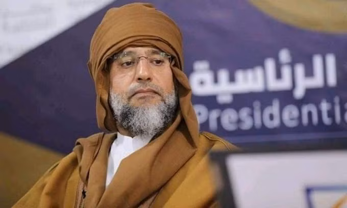 Saif al-Islam al-Gaddafi tại cơ quan đăng ký ở thị trấn Sebha ngày 14-11