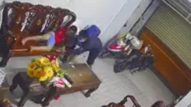 Hình ảnh vụ cướp được trích xuất từ camera (Ảnh: Công an nhân dân)