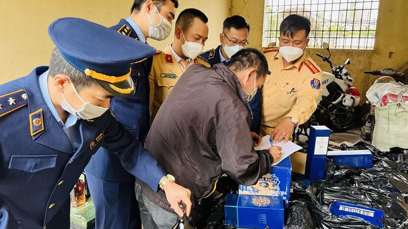 Hàng trăm chai rượu ngoại bị phát hiện, bắt giữ (Ảnh: Công an Thanh Hóa)