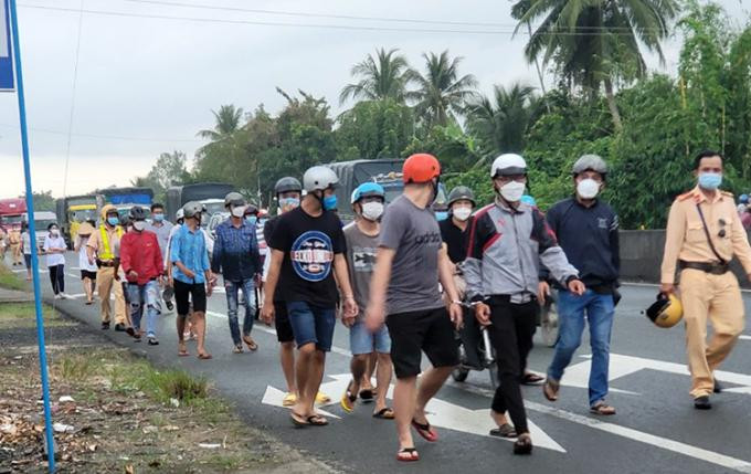 Cảnh sát áp giải hàng chục thanh thiếu niên tham gia đua xe về tụ sở làm việc