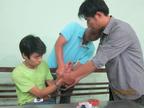 Vật lộn với "sát thủ" Luyện, chủ tiệm vàng vô tình đâm nhầm vợ ảnh 1