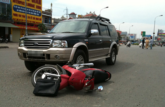 Ôtô đâm làm 5 học sinh bị thương nặng ảnh 1