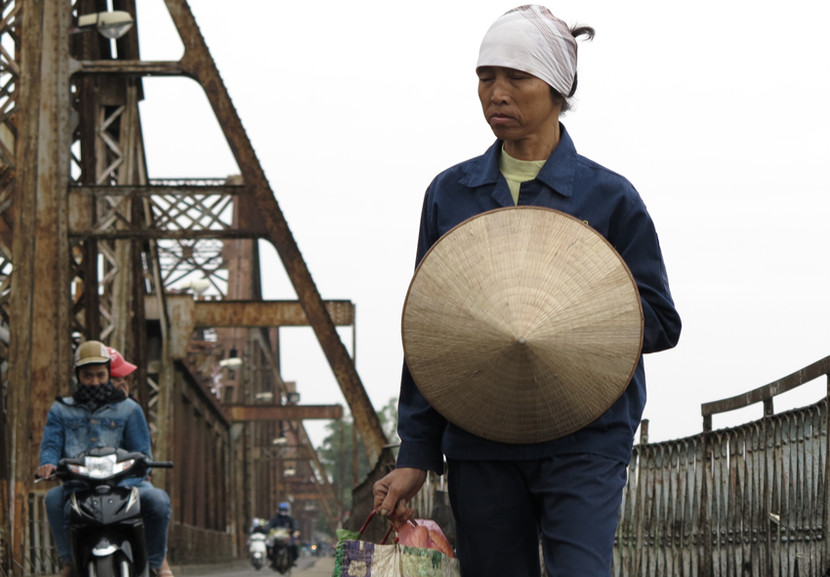 Người Hà Nội co ro trong gió rét mùa đông ảnh 11