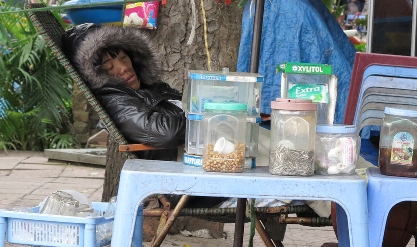 Người Hà Nội co ro trong gió rét mùa đông ảnh 16