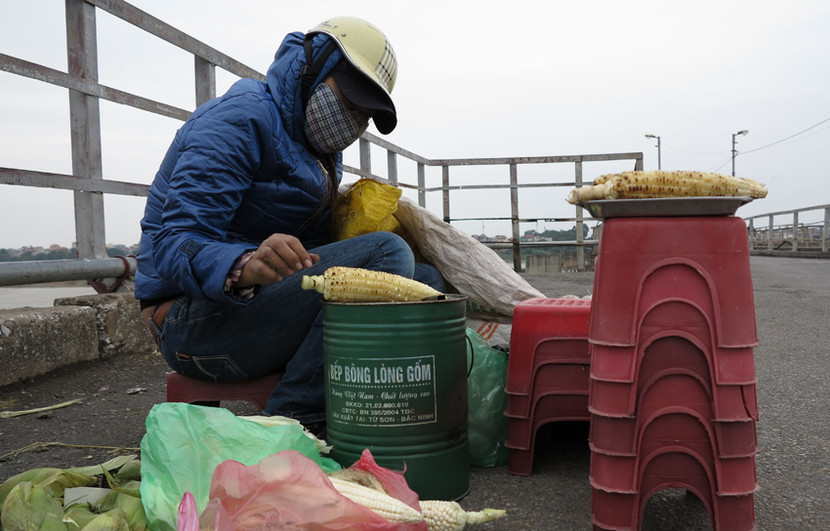 Người Hà Nội co ro trong gió rét mùa đông ảnh 9