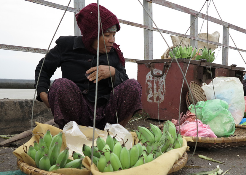 Người Hà Nội co ro trong gió rét mùa đông ảnh 13