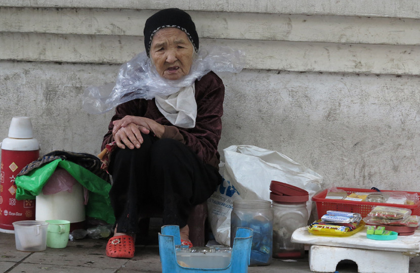 Người Hà Nội co ro trong gió rét mùa đông ảnh 5