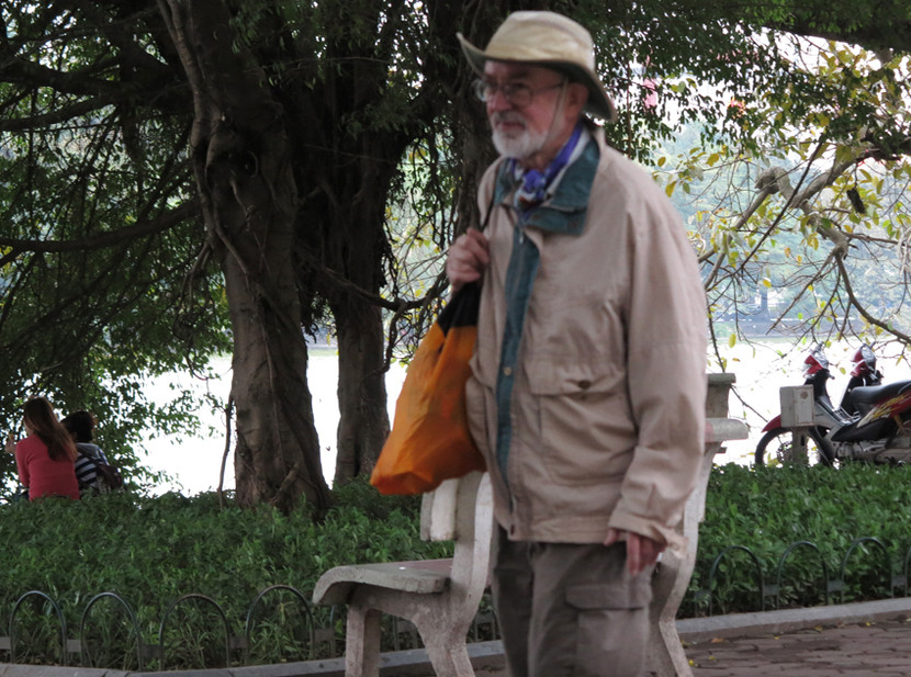 Người Hà Nội co ro trong gió rét mùa đông ảnh 4