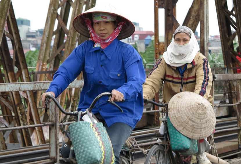 Người Hà Nội co ro trong gió rét mùa đông ảnh 15