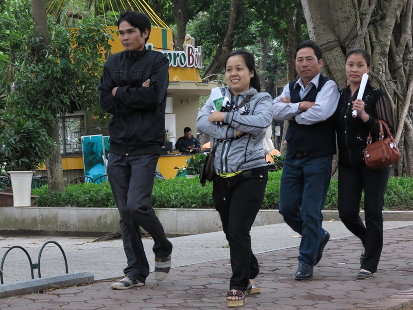 Người Hà Nội co ro trong gió rét mùa đông ảnh 2