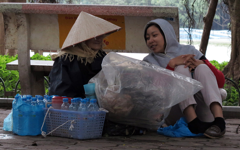 Người Hà Nội co ro trong gió rét mùa đông ảnh 1