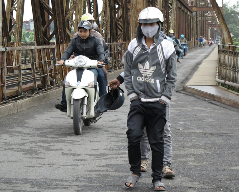 Người Hà Nội co ro trong gió rét mùa đông ảnh 10