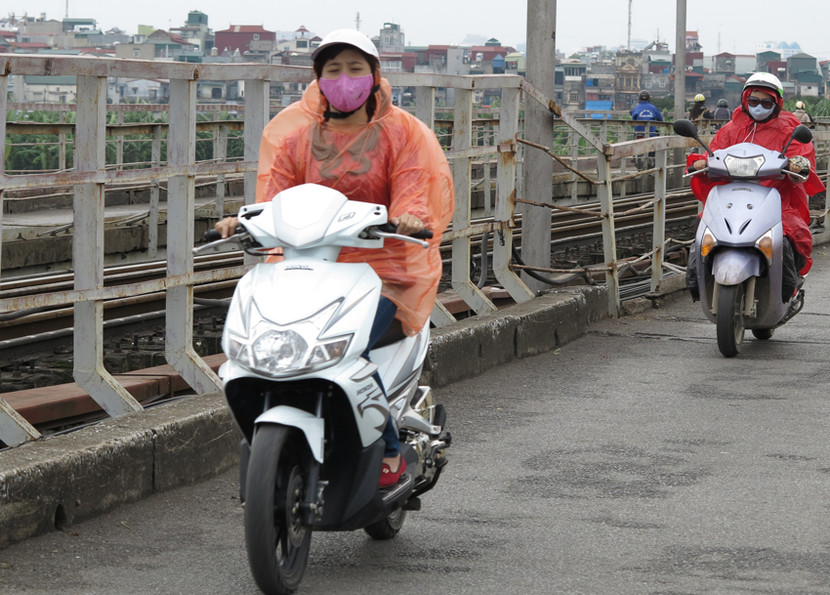 Người Hà Nội co ro trong gió rét mùa đông ảnh 7