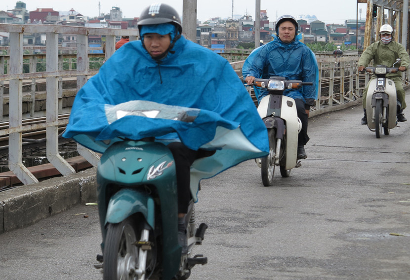 Người Hà Nội co ro trong gió rét mùa đông ảnh 8