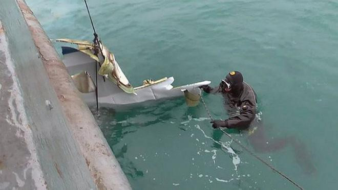 Bộ Quốc phòng Nga khẳng định, chính chiến đấu cơ F-16 Israel đã cố tình dùng IL-20 Nga làm lá chắn trước đợt phản đòn của hệ thống phòng không Syria và đây là nguyên nhân khiến hệ thống S-200 đội Syria bắn nhầm. Hình ảnh mảnh vỡ của chiếc IL-20 đang được trục vớt.