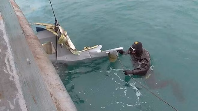 Bộ Quốc phòng Nga khẳng định, chính chiến đấu cơ F-16 Israel đã cố tình dùng IL-20 Nga làm lá chắn trước đợt phản đòn của hệ thống phòng không Syria và đây là nguyên nhân khiến hệ thống S-200 đội Syria bắn nhầm. Hình ảnh mảnh vỡ của chiếc IL-20 đang được trục vớt.