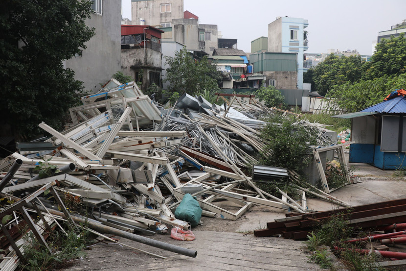 Hệ thống vách ngăn, khung cửa nhôm... bị phá dỡ, không thể tái sử dụng
