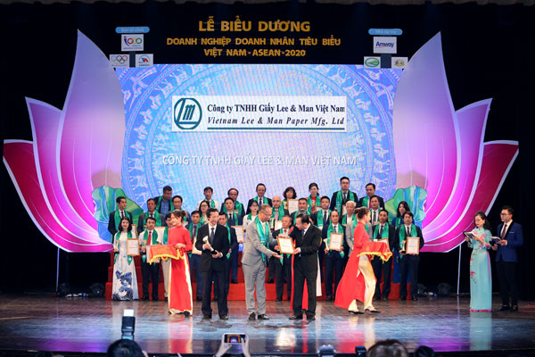 Ông Patrick Chung - Tổng giám đốc Lee & Man lên sân khấu nhận giải thưởng Ông Patrick Chung - Tổng giám đốc Lee & Man lên sân khấu nhận giải thưởng