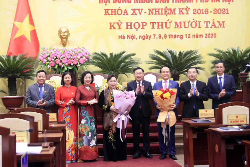 Bí thư Thành ủy Vương Đình Huệ cùng Chủ tịch UBND TP Chu Ngọc Anh chúc mừng 2 đồng chí Nguyễn Thị Bích Ngọc và Nguyễn Ngọc Tuấn