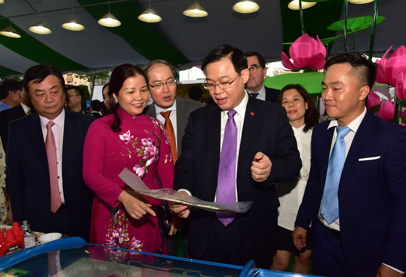 Bí thư Thành ủy Hà Nội Vương Đình Huệ và các đại biểu tham quan gian hàng