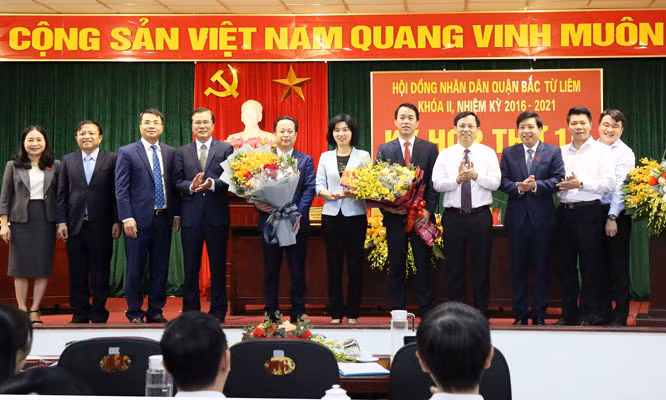 Phó Chủ tịch HĐND TP Phùng Thị Hồng Hà tặng hoa chúc mừng các đồng chí lãnh đạo quận Bắc Từ Liêm