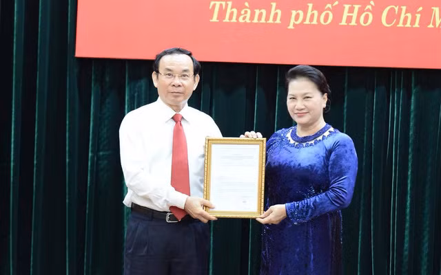 Chủ tịch Quốc hội Nguyễn Thị Kim Ngân trao quyết định của Bộ Chính trị cho ông Nguyễn Văn Nên