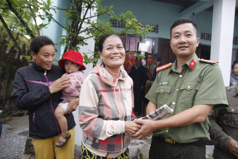 Lãnh đạo Báo An ninh Thủ đô và Công an Thị xã Ba Đồn tặng quà, động viên nhân dân xã Quảng Hòa kiên cường vượt qua bão lụt Lãnh đạo Báo An ninh Thủ đô và Công an Thị xã Ba Đồn tặng quà, động viên nhân dân xã Quảng Hòa kiên cường vượt qua bão lụt