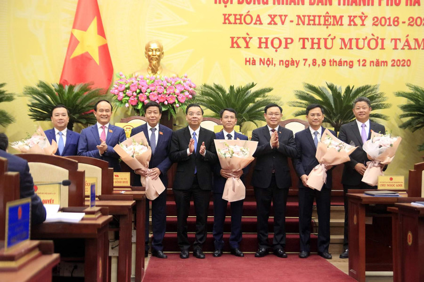 Bí thư Thành ủy Vương Đình Huệ, Chủ tịch HĐND TP Nguyễn Ngọc Tuấn và Chủ tịch UBND TP Chu Ngọc Anh chúc mừng 5 đồng chí tân Phó Chủ tịch UBND TP Bí thư Thành ủy Vương Đình Huệ, Chủ tịch HĐND TP Nguyễn Ngọc Tuấn và Chủ tịch UBND TP Chu Ngọc Anh chúc mừng 5 đồng chí tân Phó Chủ tịch UBND TP