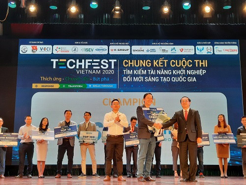 Trao giải quán quân cho dự án xuất sắc Trao giải quán quân cho dự án xuất sắc