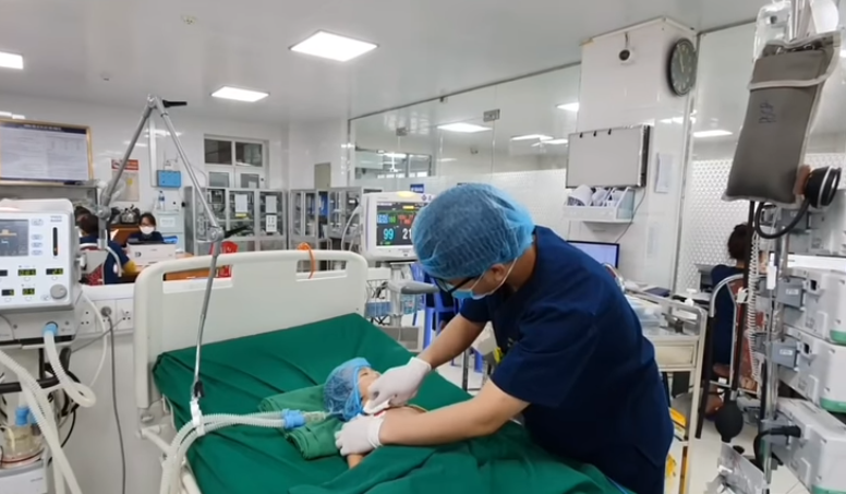 Sau nhiều ngày điều trị, tình trạng bệnh nhi vẫn đang phải theo dõi sát sao