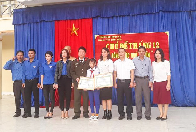 Em Hà nhận giấy khen cho hành động đẹp của mình Em Hà nhận giấy khen cho hành động đẹp của mình