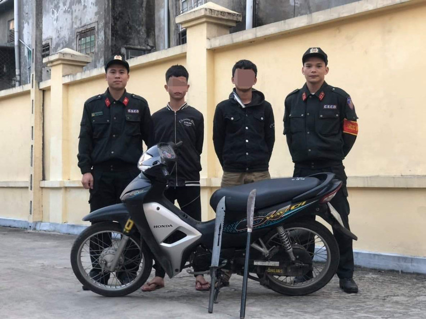 H. và Ph. cùng với vũ khí mà mình mang theo bị công an xử lý H. và Ph. cùng với vũ khí mà mình mang theo bị công an xử lý