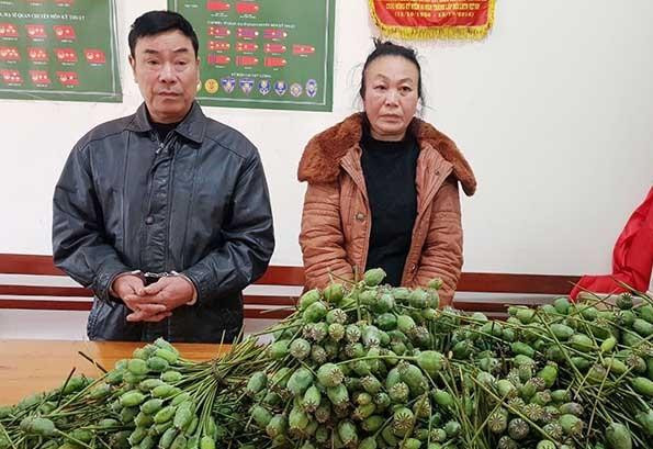 Vợ chồng Xanh và Tâm cùng tang vật tại cơ quan công an