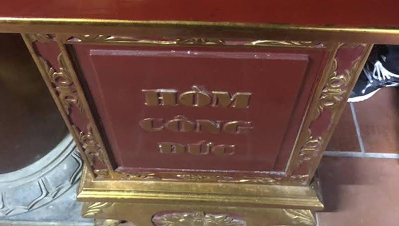 Hòm công đức bị nhóm thiếu niên phá hỏng, lấy tiền đi chơi game