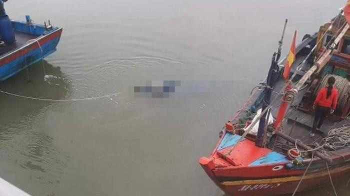 Thi thể người xấu số được các ngư dân kéo vào bờ Thi thể người xấu số được các ngư dân kéo vào bờ