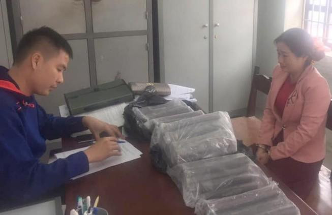 Lê Thị Thu Hiền bị bắt giữ cùng tang vật các thỏi thuốc nổ. Ảnh: CA